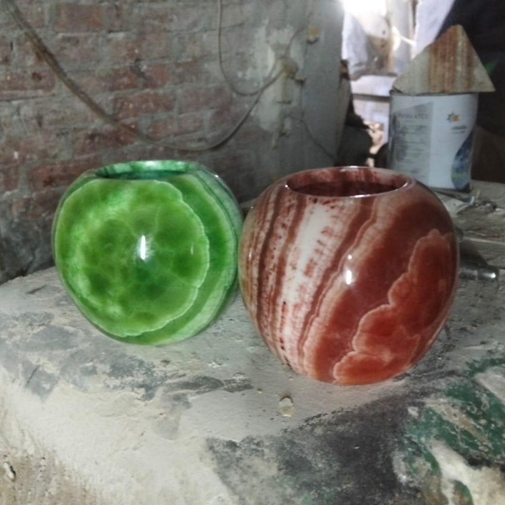 Rare Natural Onyx Duo – Emerald Green & Rose Pink Statement Bowls Description: Discover our stunning collection of natural onyx pieces, each one a true testament to the raw beauty of the earth. The emerald green bowl mesmerizes with soft, cloud-like trans